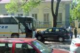 Девушка на джипе в центре Одессы протаранила припаркованный автобус 