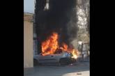 В Николаеве загорелся автомобиль: в нем зачем-то хранили фрагмент РСЗО «Смерч» (видео)