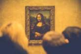 В Лувре портрет Моны Лизы измазали тортом (видео)