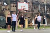 В Харькове выпускники станцевали вальс перед развалинами своей школы