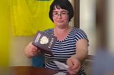 В Одесской области женщина публично разорвала свой российский паспорт (видео)