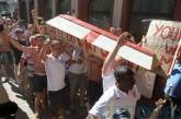 Чтобы показать всему миру дружелюбие Украины, английские болельщики носили по Донецку гроб