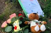 На место гибели девочки в Виннице люди несут цветы и игрушки (фото)