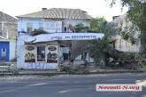 В Николаеве упавшее дерево разрушило трамвайную остановку