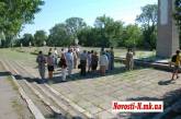 Представители оппозиции в Николаеве сначала возложили цветы к мемориалу на кладбище, а после навели там порядок