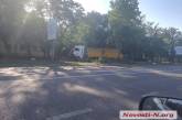 В Николаеве фура снесла столб: пострадал водитель