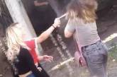 В Киеве школьницы снимали видео, как избили одноклассницу и брызнули баллончиком в лицо