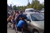 Николаевцы голыми руками передвинули «Ланос», мешавший проезду фуры на парковке (видео)