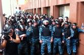 Штурм Украинского дома прекратили. Митингующие кричат: "Зека - геть! Революция!", "Трус!"