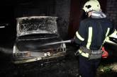 В Николаеве из-за обстрела горели гаражи и автомобиль (фото)