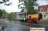 В Николаеве, после внезапно начавшегося шквала, дерево упало на остановку общественного транспорта