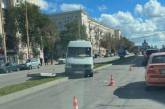 ДТП в Запорожье: маршрутка снесла ситилайт, пострадала пассажирка