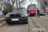 В центре Николаеве BMW X5 остановил движение трамваев
