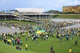 Тысячи сторонников экс-президента Болсонару штурмовали парламент Бразилии