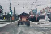 В Николаеве выпал снег: улицы обрабатывают противогололедными средствами