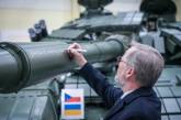 Премьер Чехии лично подписал танк Т-72, который передают Украине