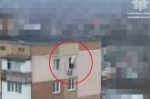 В Николаеве патрульные спасли женщину, намеревавшуюся шагнуть с карниза на 9-м этаже (фото)