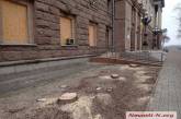 Разрушали здание: в департаменте ЖКХ объяснили, зачем спилили голубые ели у Николаевской мэрии (видео)