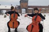 Ученицы николаевской музыкальной школы сыграли в «Освенциме»