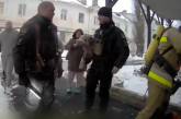 В Николаеве патрульные вытаскивали людей из горящего дома (видео)