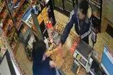 В Обухове храбрая продавщица отобрала у грабителя палку и вытолкала из магазина (видео)