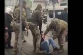В Одессе сотрудники военкомата прямо на улице повалили на землю мужчину: комментарий ОК «Юг» (видео)