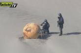 На берегу моря в Японии обнаружен неизвестный шар (видео)