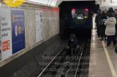 В Киеве девушка прыгнула на рельсы метро и шла навстречу поезду