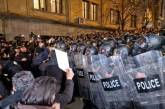 Используют газ и водомет. В Грузии полиция разгоняет протесты против скандального закона (видео)
