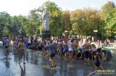 В центре Николаева прошли «водные баталии»: около сотни парней и девушек обливали друг друга водой