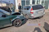 В Николаеве после столкновения трех автомобилей «Лада» врезалась в офис охранной фирмы