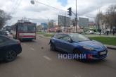 В Николаеве столкнулись «Рено» и троллейбус — на проспекте пробка