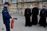 В Николаеве священнослужители учились пользоваться огнетушителем (видео)