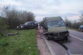 На трассе под Николаевом столкнулись микроавтобус и внедорожник: пострадал водитель