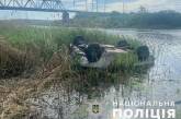 В Вознесенске ВАЗ слетел с дороги в реку и перевернулся (фото)