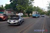 В центре Николаева столкнулись «Рено» и «БМВ»: двое пострадавших, движение трамваев заблокировано