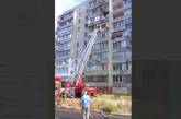 В Николаеве горит квартира в многоэтажке: спасена женщина, проводится эвакуация (видео)