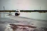 Вода затопила еще один мост в Николаевской области (видео)