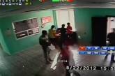Николаевская милиция обнародовала видео: парни, обвинившие милиционеров в пытках, спокойно выходят из здания Очаковского ГОВД
