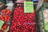 Горы клубники, первая малина по «космической» цене и «вчерашние» огурцы: репортаж с рынка Николаева