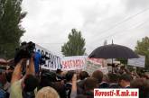 В Николаеве Азаров наткнулся на пикет: пришлось пообещать заводчанам решить их проблемы