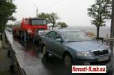 На мосту в Николаеве груженый бензовоз протаранил два автомобиля