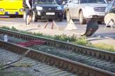 В Одессе Жигули снесли трамвайную остановку и остановились лишь на рельсах ФОТО