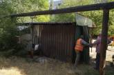 В Николаеве демонтировали киоск во дворе жилого дома: вывезли два грузовика мусора (фото)