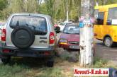 В Николаеве «Шевроле» после аварии проехал без водителя около 100 метров и врезался в постамент рекламного автомобиля