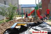 В Николаеве по центру детской площадки прокладывают силовой кабель