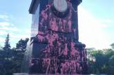 В Одессе облили краской Александровскую колонну в парке Шевченко