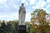 В Николаеве помыли памятник Святому Николаю (фото)