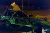 В Одессе машину расплющило о грузовик, водитель чудом остался жив. ФОТО