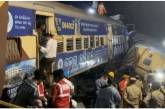 В Индии на железной дороге столкнулись поезда: пострадали более 100 человек (видео)